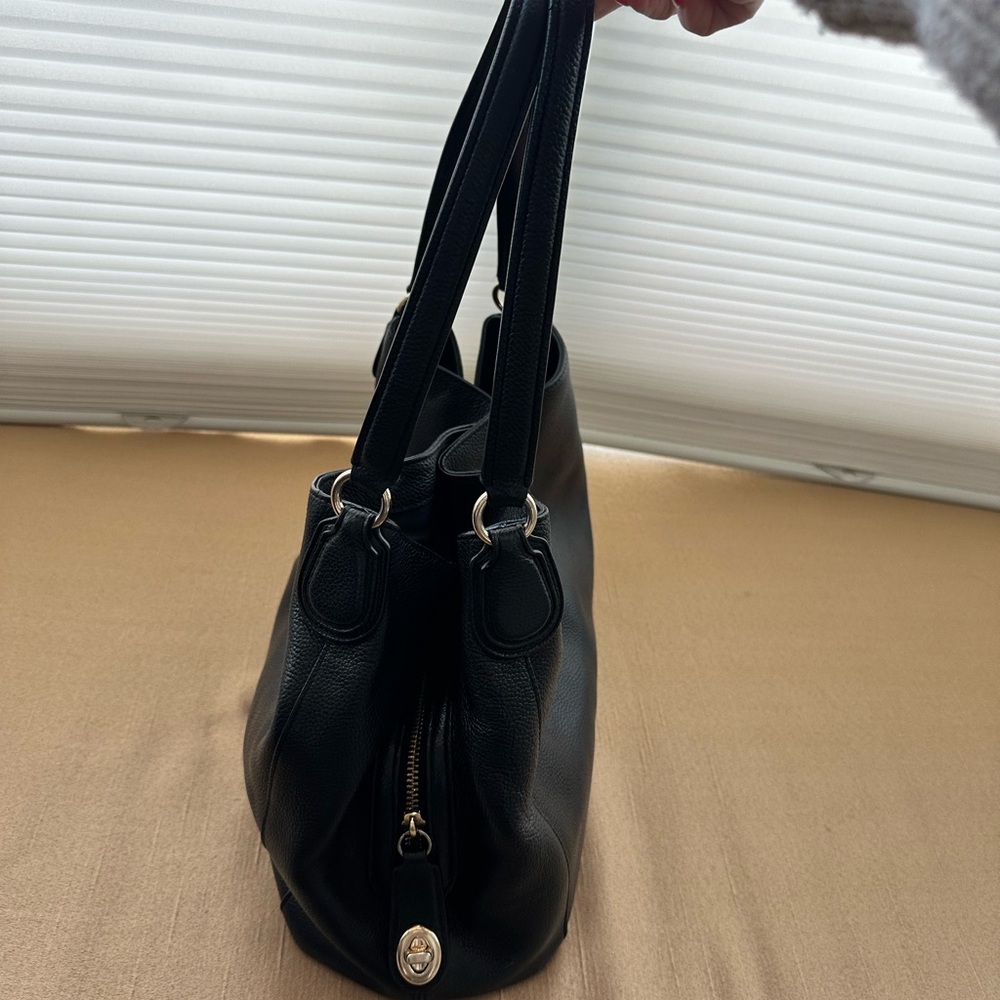 Coach Edie 31 Black Shoulder Bag in Refined Pebbled Leather - Picture 3 of 11